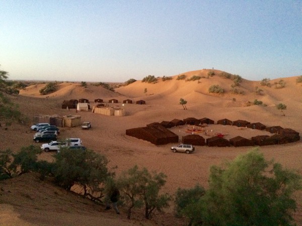 Campamento visto desde las dunas (Marruecos)