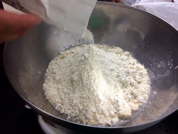 Echar la harina en el bol que levadura disuelta en agua
