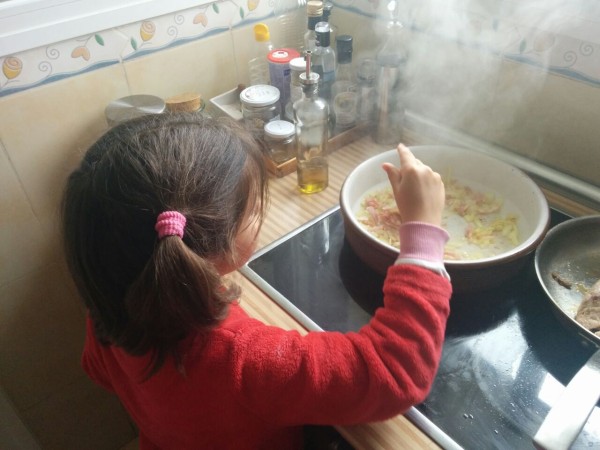 Tamae, 6 años, haciendo la receta de los solomillos al champiñón