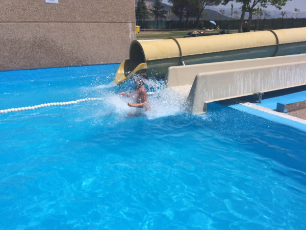 Mis #lokasdelavida tirándose en los toboganes de la piscina municipal de Collado Villalba (Madrid)