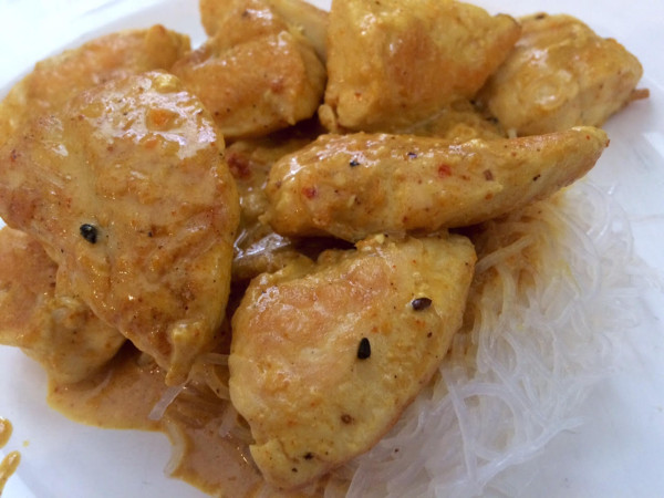 Pollo al curry en el restaurante Maricastaña
