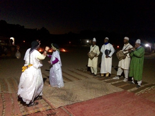Bailes bereberes en el campamento (Marruecos)