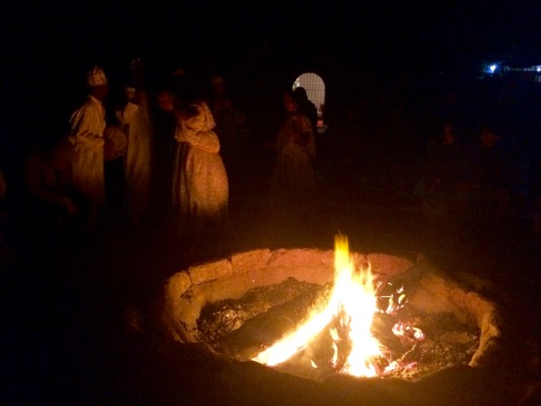 Fuego de campamento en el desierto durante el fin de año