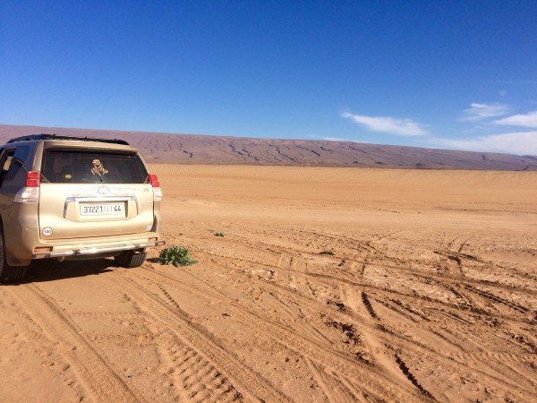 Con el jeep de Sáhara Vivo recorriendo el desierto